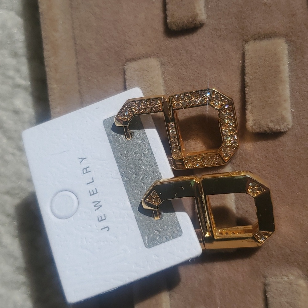 NWT- Women's earrings, gold plated with zirconia hoop earring - Picture 6 of 6